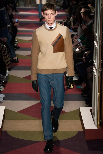 Look 16